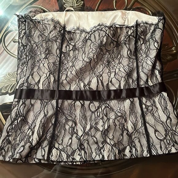 Elegant Black Lace Bustier - Picture 3 of 3